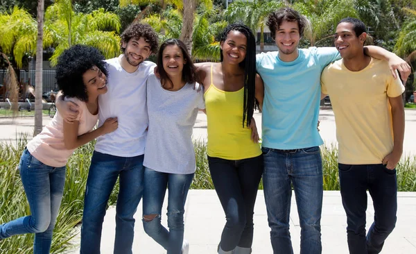 Gran Grupo Jóvenes Adultos Internacionales Riéndose Aire Libre Verano Ciudad —  Fotos de Stock