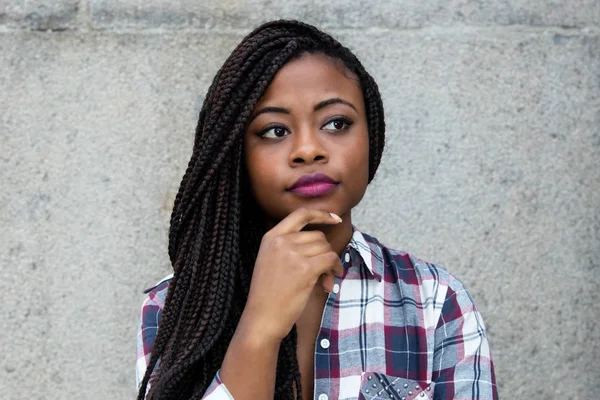 Denken Afrikanisch Amerikanische Frau Mit Dreadlocks Freien Mit Kopierraum — Stockfoto