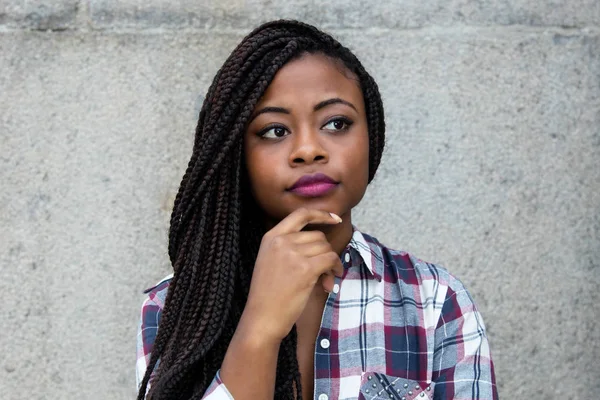 Pensando Mujer Afroamericana Con Rastas Aire Libre Con Espacio Copia — Foto de Stock