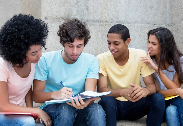 Estudantes Caucasianos Africanos Latinos Preparando Para Exame Livre Campus Universidade — Fotografia de Stock