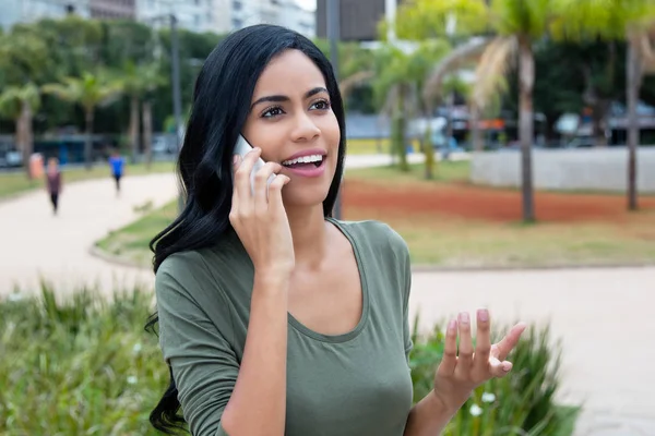 Glückliche Indische Frau Lacht Über Telefon Freien Der Stadt — Stockfoto