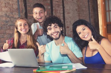 Grup Avrupa öğrenci başparmak Üniversitesi'nde kapalı gösterilmesini