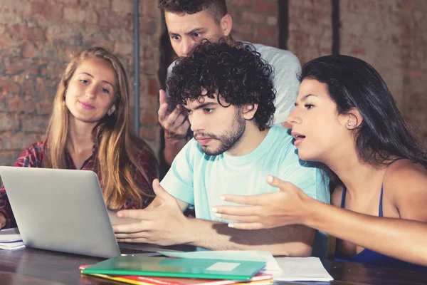 Imparare Gli Studenti Europei Discussione Computer Indoor Dell Università — Foto Stock