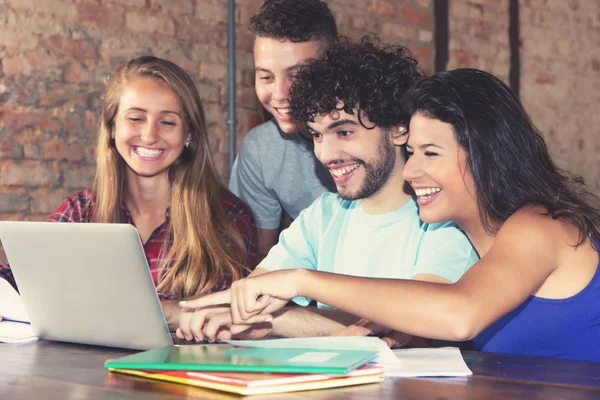 Groupe Étudiants Européens Apprenant Avec Ordinateur Salle Université — Photo