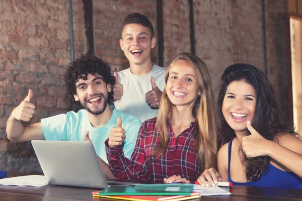 Úspěšnou Skupinu Evropských Studentů Krytý Univerzitě — Stock fotografie