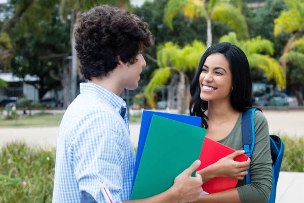 Estudante Sexo Masculino Americano Conversando Com Indiana Estudante Livre Campus — Fotografia de Stock