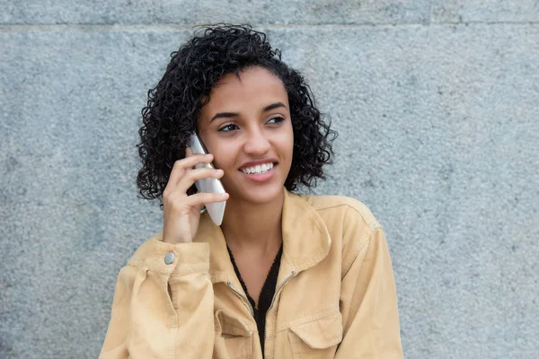 Gyönyörű Latin Amerikai Beszél Telefon Kint Másol Hely — Stock Fotó