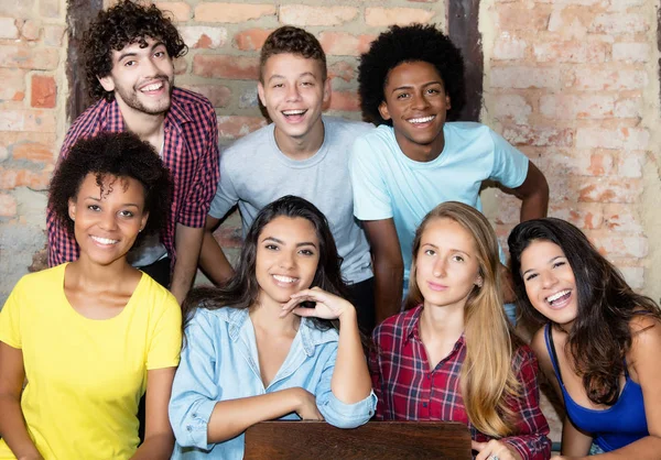 Retrato Grupo Jovens Adultos Multi Étnicos Americanos Olhando Para Câmera — Fotografia de Stock