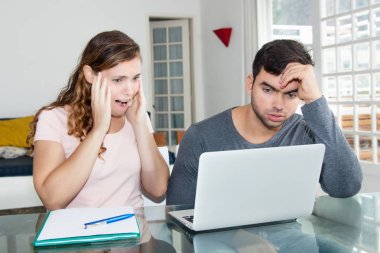 Online banka hesabı ile kırdı çift evde para ihtiyacı