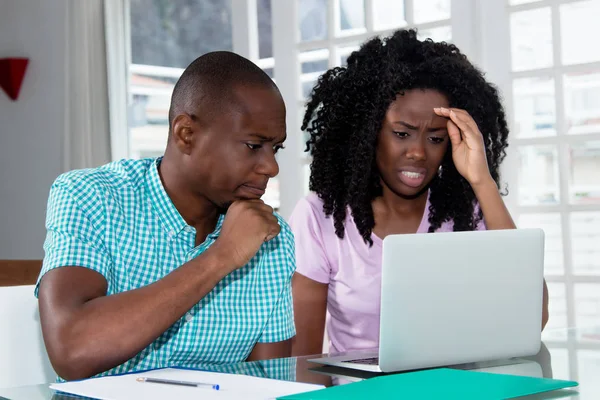 Africano Casal Americano Com Problemas Computador Mesa Casa — Fotografia de Stock