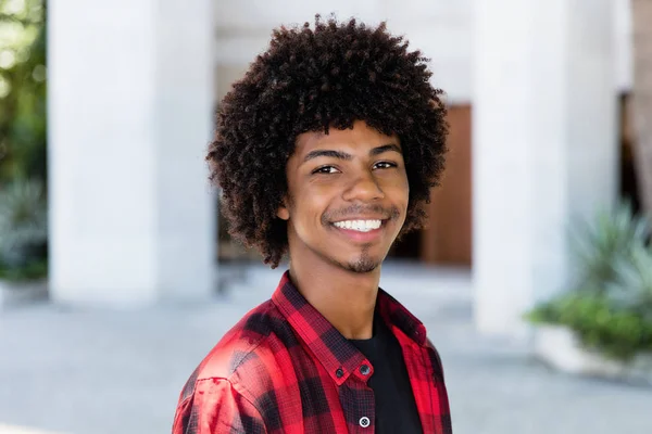 Portrit Afroamerikanska Hipster Man Med Afro Frisyr Staden — Stockfoto