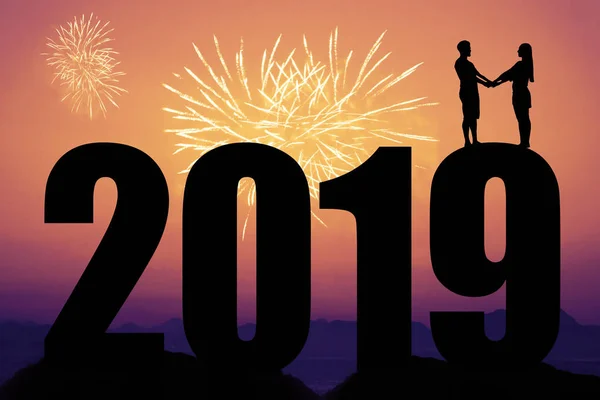 Fogos Artifício Ano Novo 2019 Silhueta Com Casal Como Símbolo — Fotografia de Stock