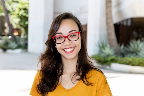 Retrato Una Chica Riendo Con Gafas Aire Libre Verano Ciudad —  Fotos de Stock