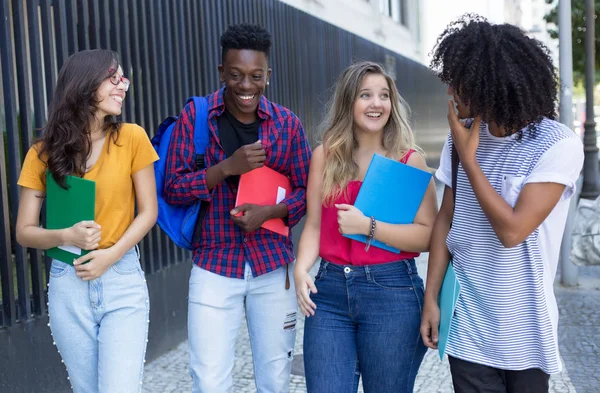 Gruppe Internationaler Studenten Unterhält Sich Der Stadt Auf Dem Weg — Stockfoto