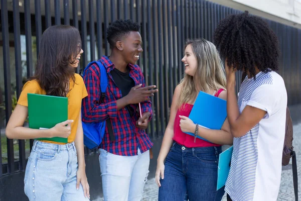 Grupo Estudantes Internacionais Brincando Livre Cidade Caminho Universidade — Fotografia de Stock