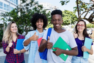 Grup internternational öğrenci açık şehir ile başarılı Afro-Amerikan öğrenci