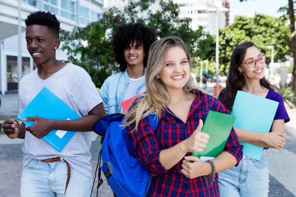 Estudante Loira Bem Sucedida Com Grupo Estudantes Internacionais Livre Cidade — Fotografia de Stock