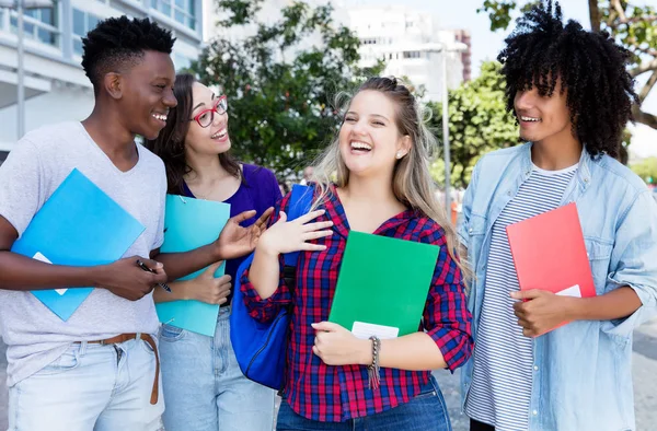 Laughing Blond Kobiet Student Grupą Uczniów Internternational Odkryty Mieście — Zdjęcie stockowe