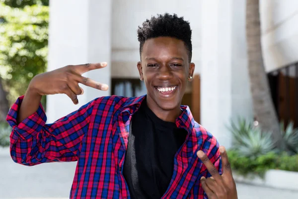 Happy Poseren Afro Amerikaanse Jonge Volwassen Man Buiten Stad — Stockfoto