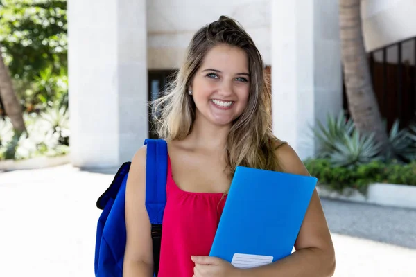 Portret Roześmiany Blond Kobiet Student Odkryty Latem Mieście — Zdjęcie stockowe