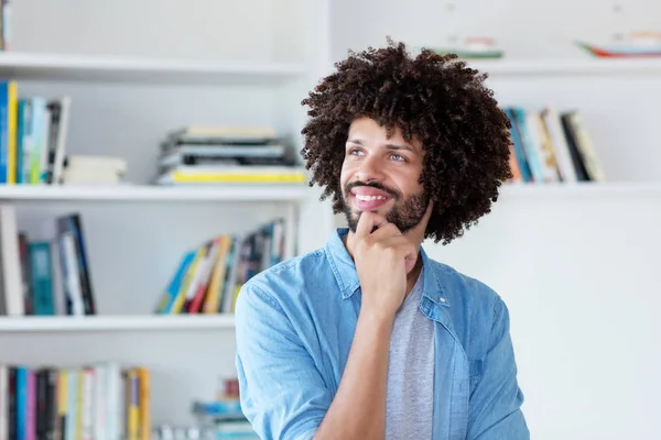 Tänker Hipster Man Med Afro Hår Inomhus Hemma — Stockfoto