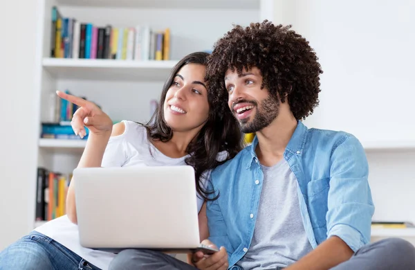 Heureux Couple Hipster Avec Ordinateur Intérieur Maison — Photo