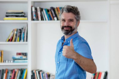 Gri saç kapalı evde orta yaşlı adamla başarılı