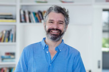 Evde kapalı gri saçlı adam portresi bir orta yaşlı