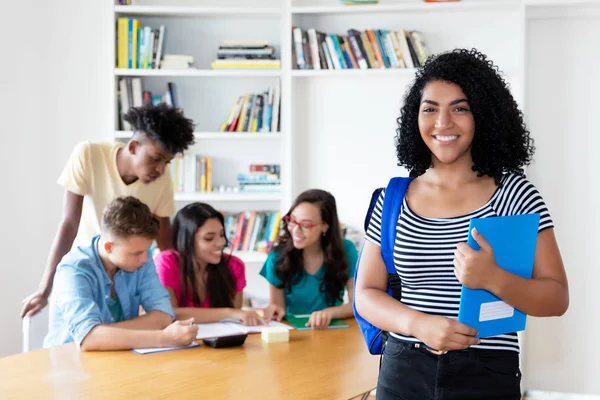 Estudiante Mexicana Con Grupo Estudiantes Internacionales Biblioteca Universidad — Foto de Stock