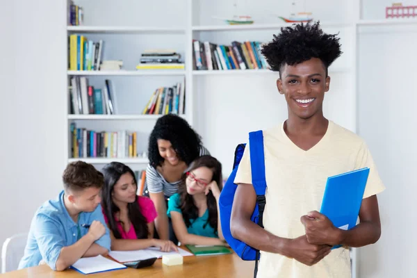 Estudiante Afroamericano Masculino Con Grupo Estudiantes Internacionales Biblioteca Universidad — Foto de Stock