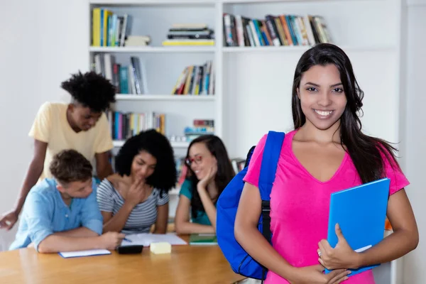 Estudante Colombiana Com Grupo Estudantes Internacionais Biblioteca Universidade — Fotografia de Stock