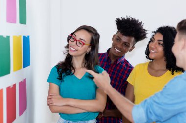 Yaratıcı çok etnik öğrenciler üniversitede projede çalışan