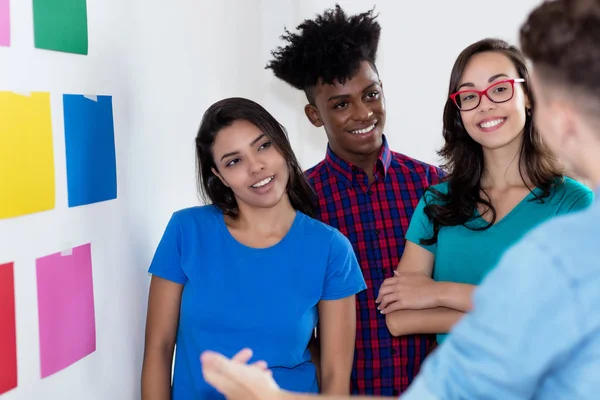 Estudiantes Internacionales Colaborando Proyectos Universitarios — Foto de Stock