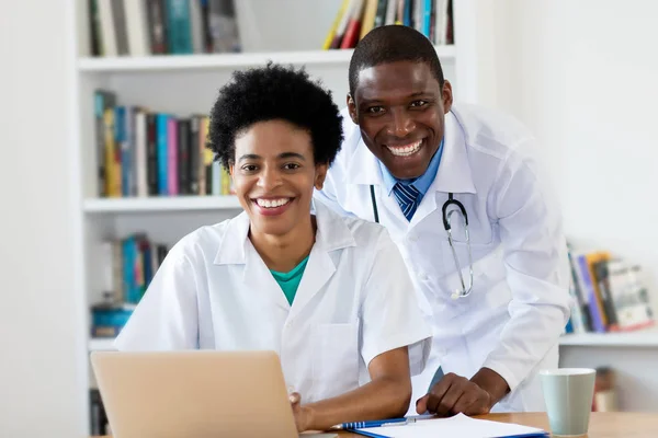 Портрет Афро Американських Лікарі Лікарні — стокове фото
