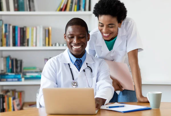 Rire Médecin Afro Américain Avec Infirmière Travail Hôpital — Photo