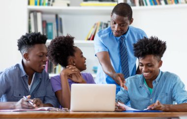 Afro-Amerikan erkek Profesör Üniversitesi'nde öğrencilerle