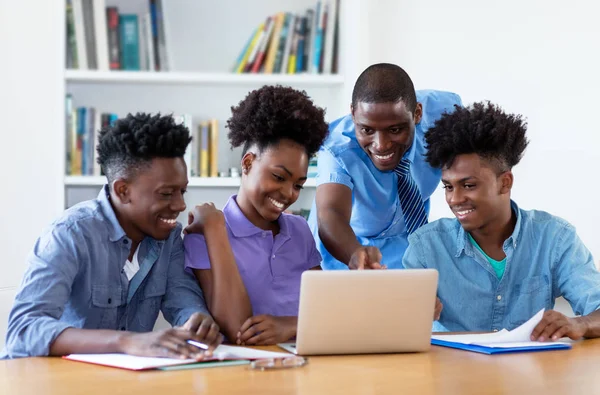 Skupina Afrických Amerických Studentů Muž Učitel Univerzitě — Stock fotografie