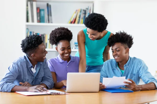 Imparare Gli Studenti Afro Americani Con Una Professoressa All Università — Foto Stock