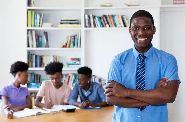 Riendo Africano Masculino Profesor Mirando Cámara Con Clase Escuela — Foto de Stock