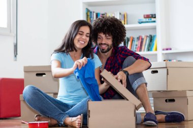 Yeni ev için tehcir sonra çekici hipster çift