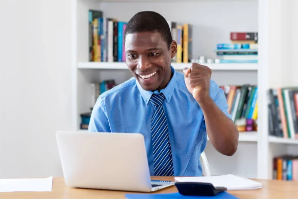 Juichen Van Afro Amerikaanse Zakenman Met Stropdas Computer Kantoor — Stockfoto