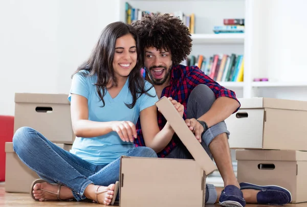 Young Hipster Couple Unpacking Boxes New Home Relocation — Stock Photo, Image