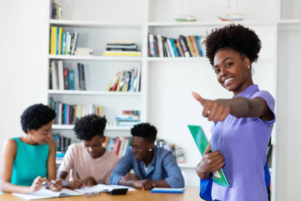 Estudante Afro Americana Bem Sucedida Sala Aula Universidade — Fotografia de Stock