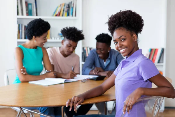 Szép Afro Amerikai Női Hallgató Iskolai Egyetem — Stock Fotó