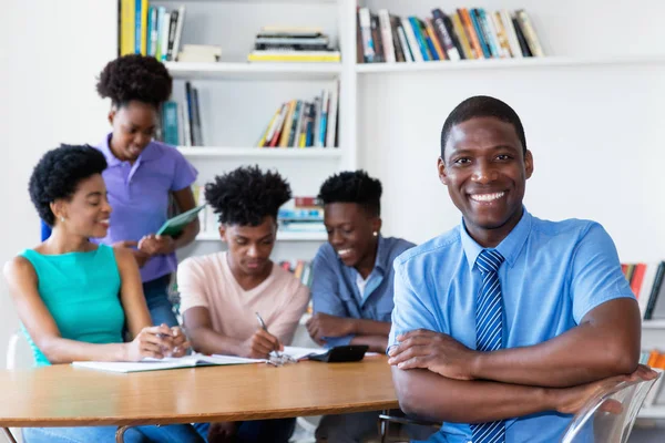 Stilig Afrikanska Manlig Lärare Med Klass Klassrum Skolan — Stockfoto