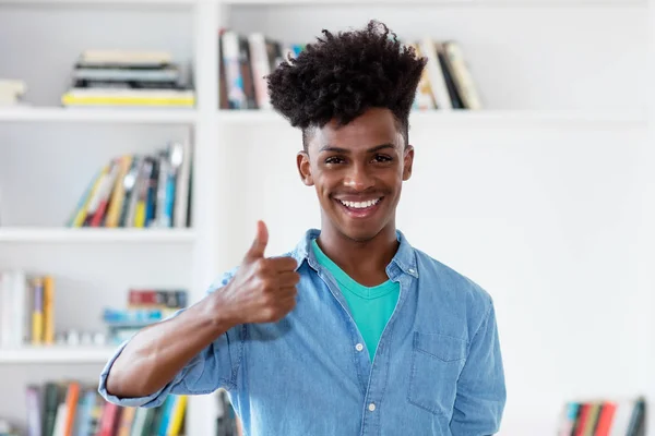 African American Ung Vuxen Man Visar Tummen Inomhus Hemma — Stockfoto