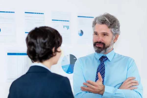 Empresário Sério Com Laço Conversando Com Colega Escritório Companhia — Fotografia de Stock