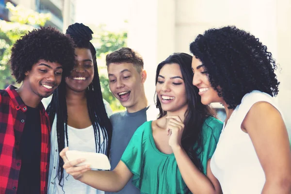 Grupo Jóvenes Adultos Latinoamericanos Africanos Viendo Clip Aire Libre Ciudad — Foto de Stock