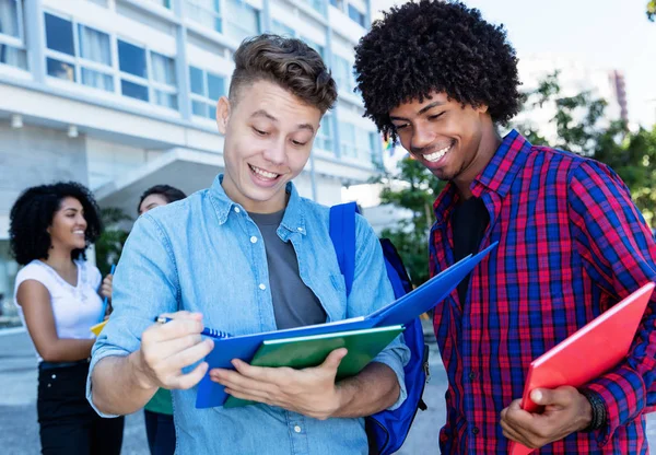 Kaukasiska Manlig Student Lärande Med Afrikanska Amerikanska Vänner Utomhus Sommaren — Stockfoto