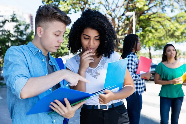 Estudante Latino Americano Aprendendo Com Caucasiano Estudante Sexo Masculino Livre — Fotografia de Stock